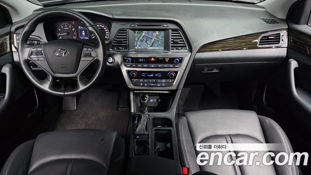 Hyundai Sonata — interior