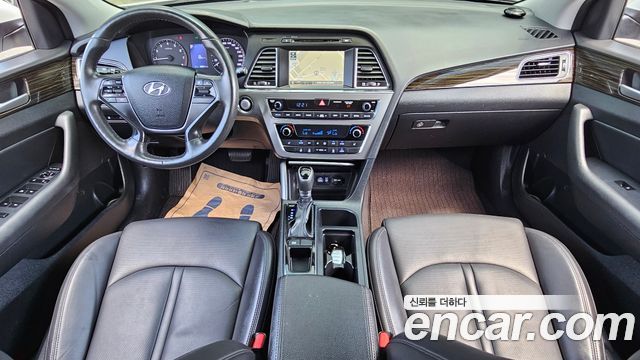 Hyundai Sonata — interior