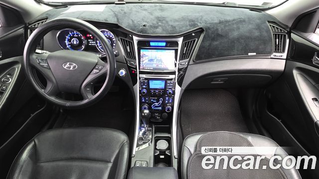 Hyundai Sonata — interior