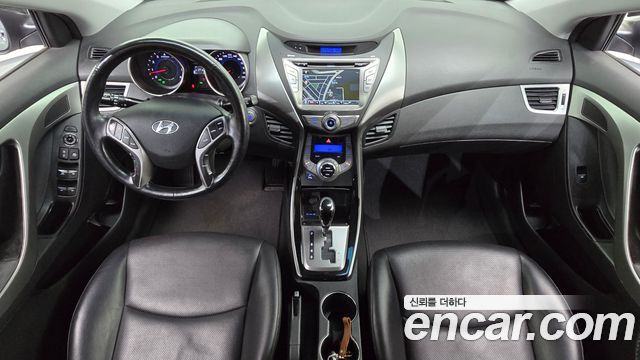 Hyundai Avante — interior