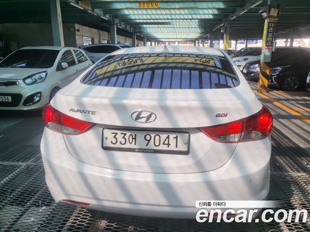 Hyundai Avante — interior