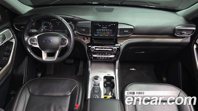 Ford Explorer — interior