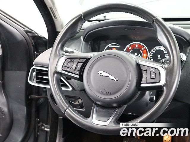 Jaguar XE — interior