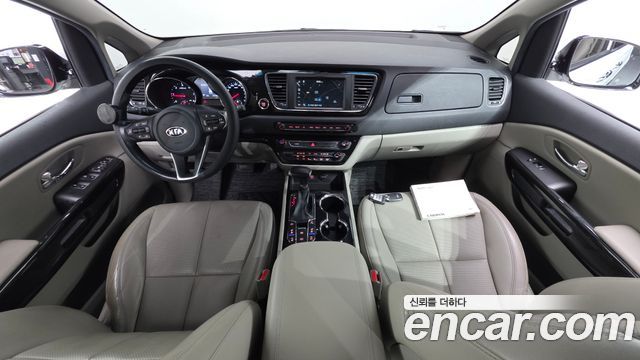 Kia Carnival — interior