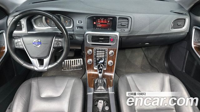 Volvo S60 — interior
