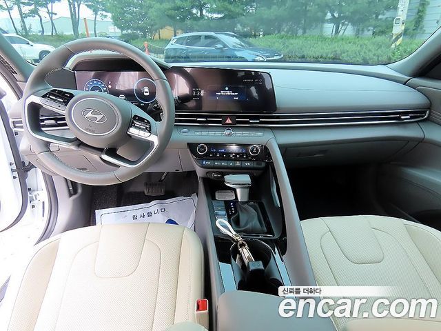 Hyundai Avante — interior