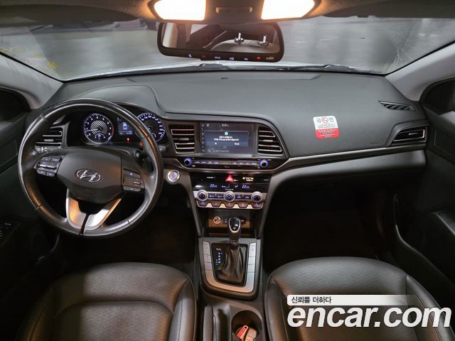 Hyundai Avante — interior