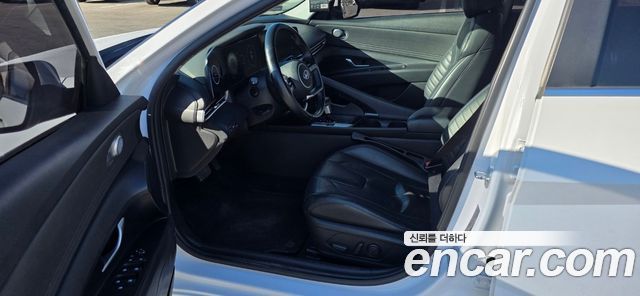 Hyundai Avante — interior