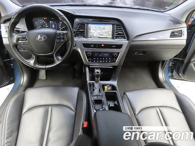 Hyundai Sonata — interior