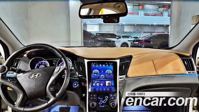 Hyundai Sonata — interior