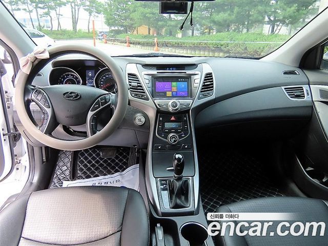 Hyundai Avante — interior