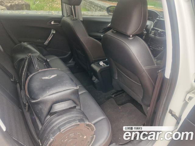 Peugeot 2008 — interior