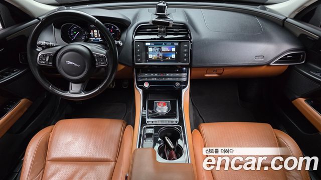 Jaguar XE — interior