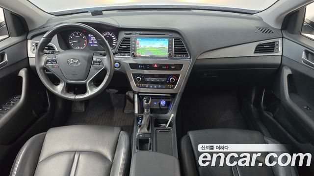 Hyundai Sonata — interior