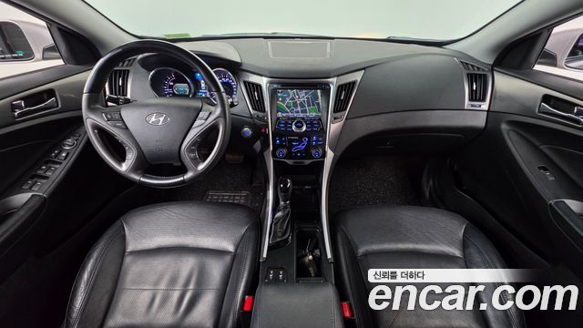 Hyundai Sonata — interior