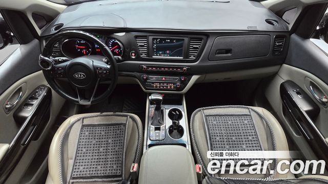 Kia Carnival — interior