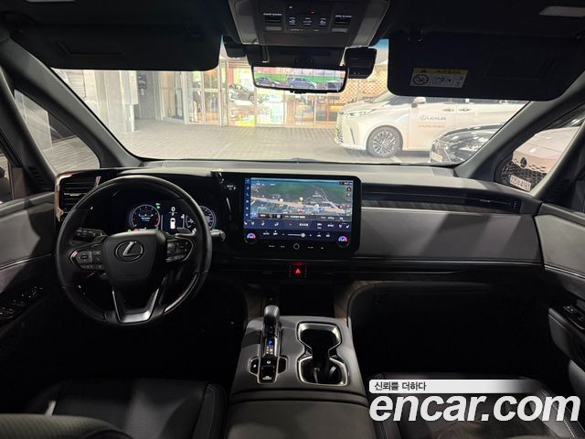 Lexus LM — interior