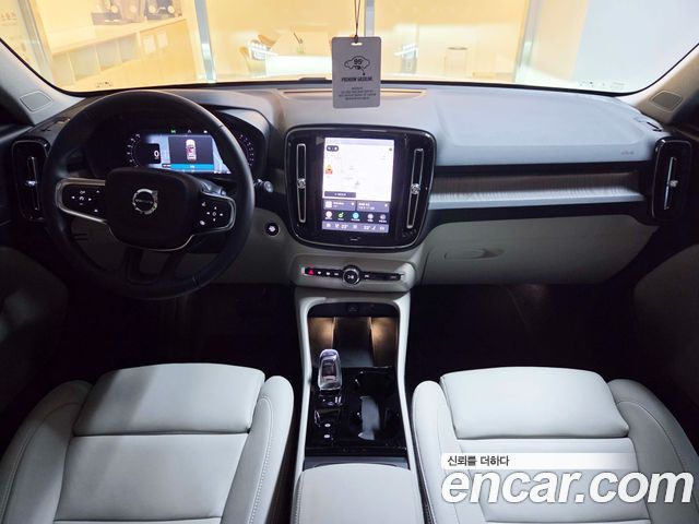 Volvo XC40 — interior