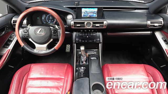 Lexus IS — interior