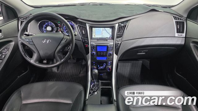 Hyundai Sonata — interior