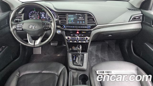 Hyundai Avante — interior