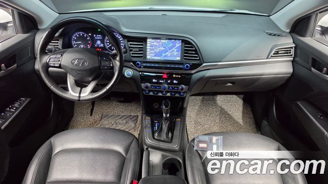 Hyundai Avante — interior