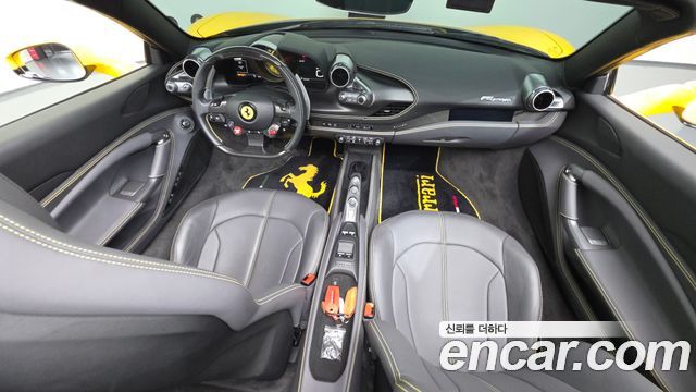 Ferrari F8 — interior
