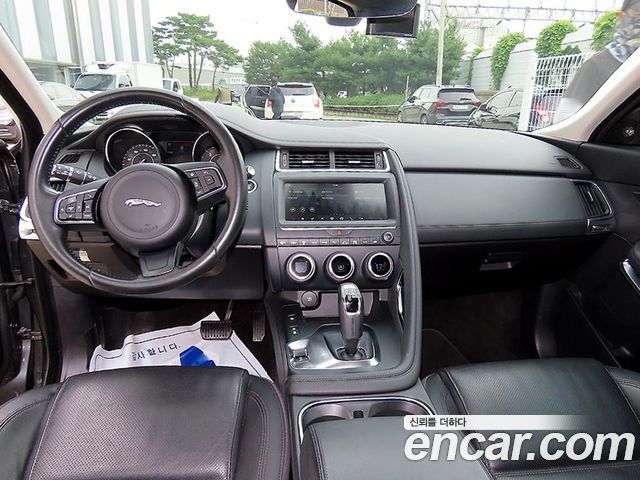 Jaguar E-Pace — interior