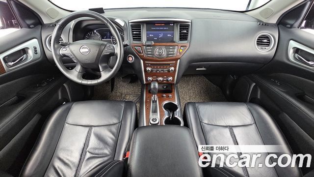 Nissan Pathfinder — interior