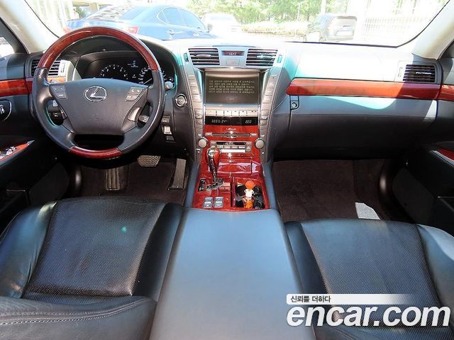 Lexus LS — interior