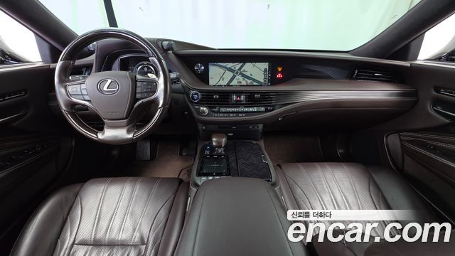 Lexus LS — interior