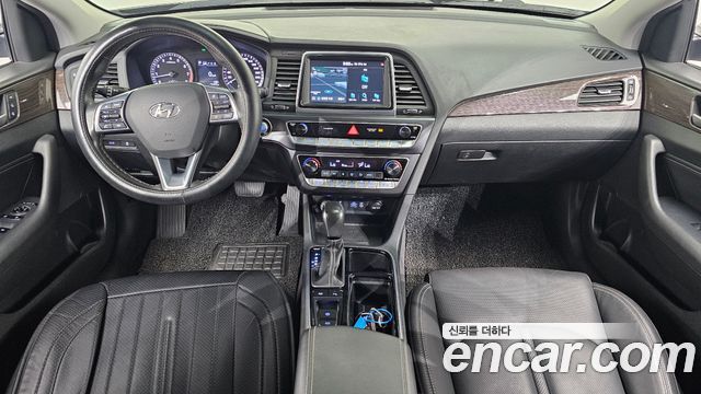 Hyundai Sonata — interior