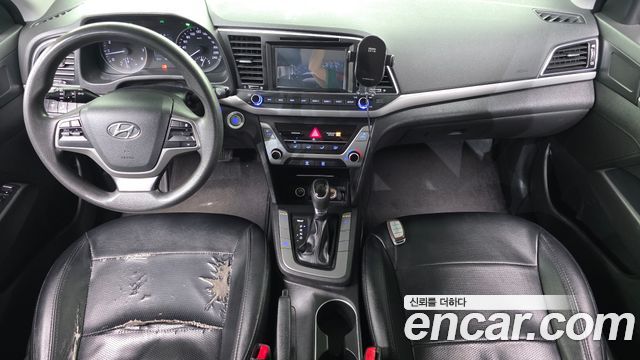 Hyundai Avante — interior