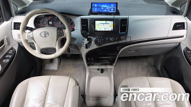 Toyota Sienna — interior