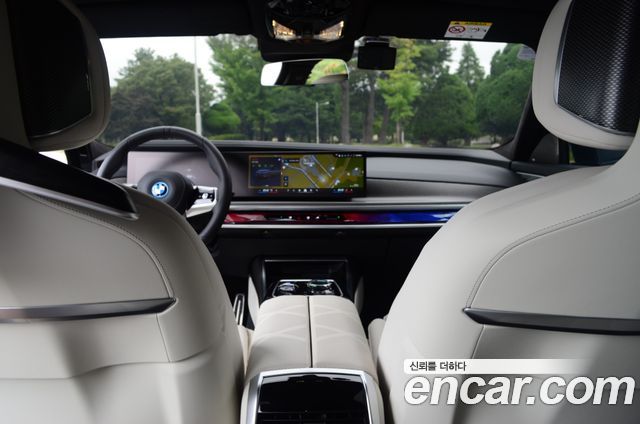 BMW i7 — interior