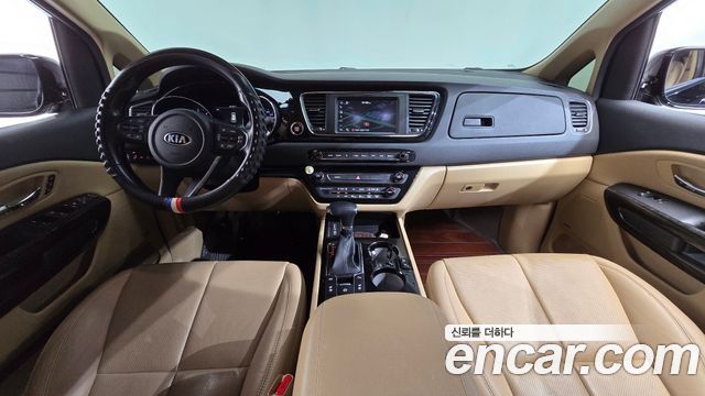 Kia Carnival — interior