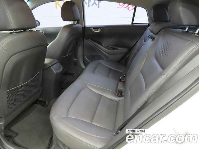 Hyundai Ioniq — interior