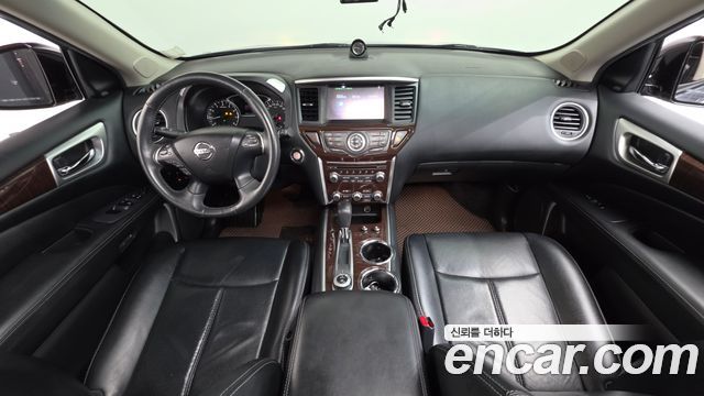Nissan Pathfinder — interior