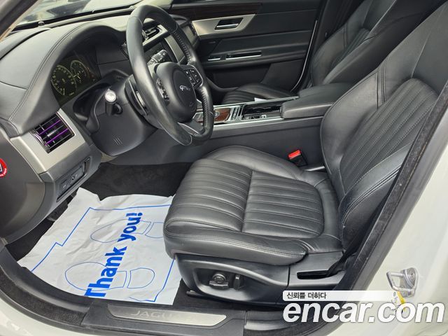 Jaguar XF — interior