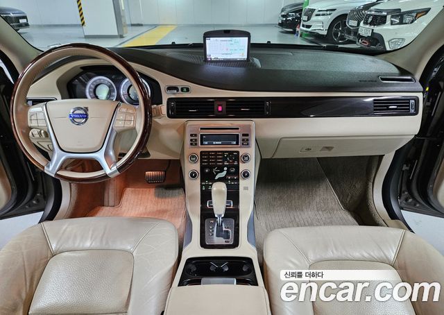 Volvo S80 — interior