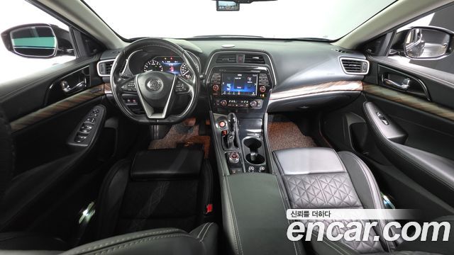 Nissan Maxima — interior