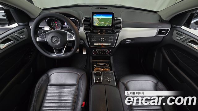 Mercedes-Benz GLE-Class — interior