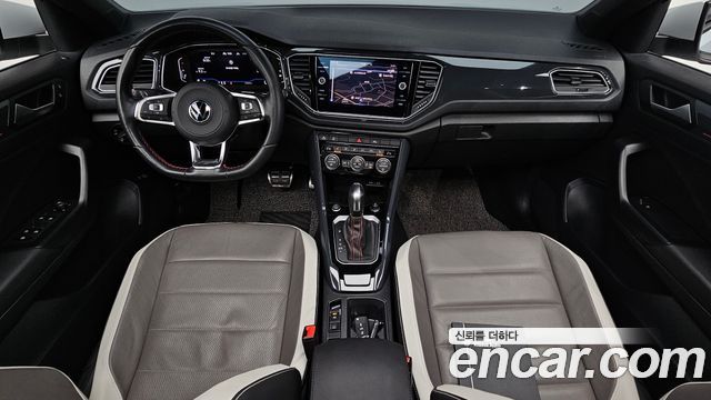 Volkswagen T-Roc — interior