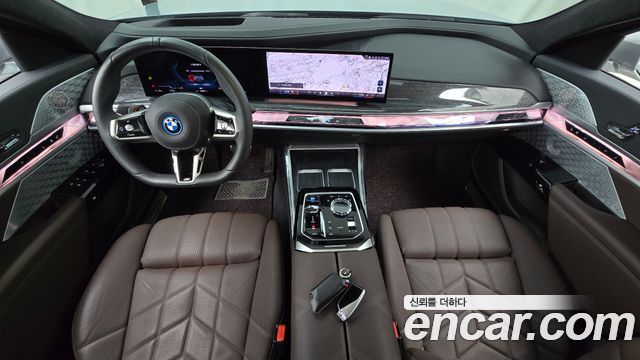 BMW i7 — interior