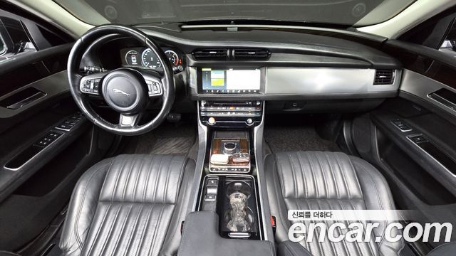 Jaguar XF — interior