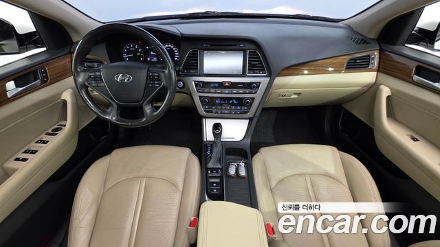 Hyundai Sonata — interior