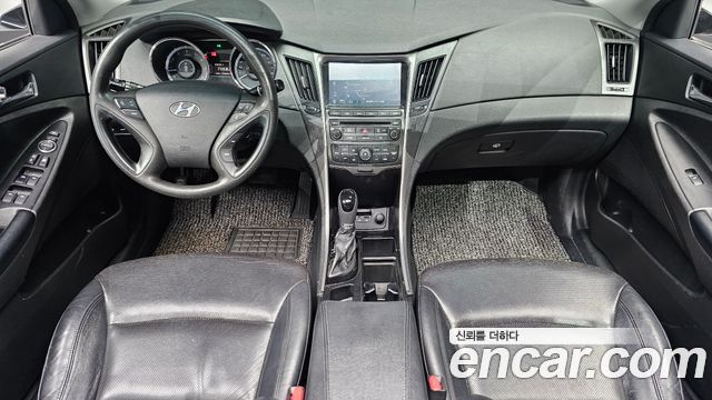 Hyundai Sonata — interior