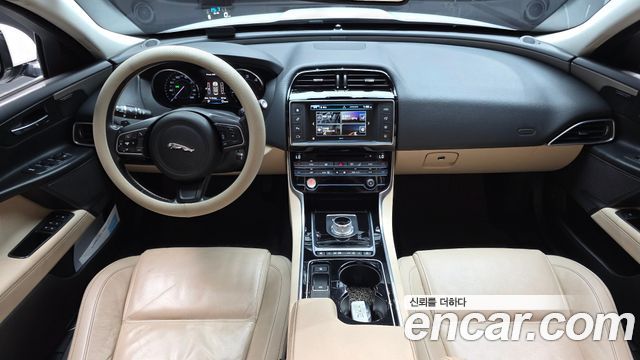 Jaguar XE — interior