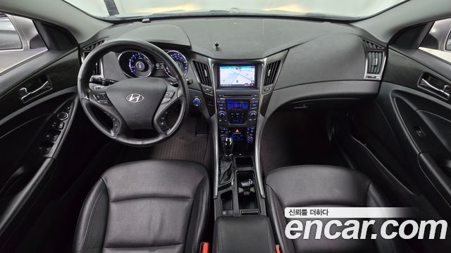 Hyundai Sonata — interior