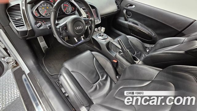 Audi R8 — interior
